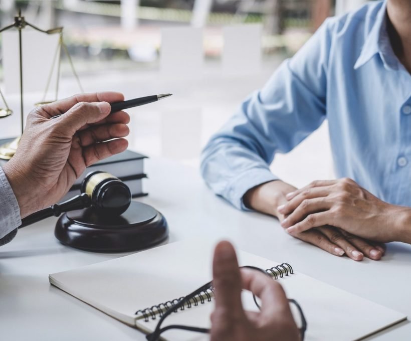 Consultation et conférence entre avocats et femme d'affaires professionnelle